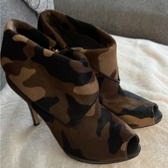 New Real Fur Michael Kors Camo Cav Hair booties & matching chained wallet.😍 - Picture 7 of 16